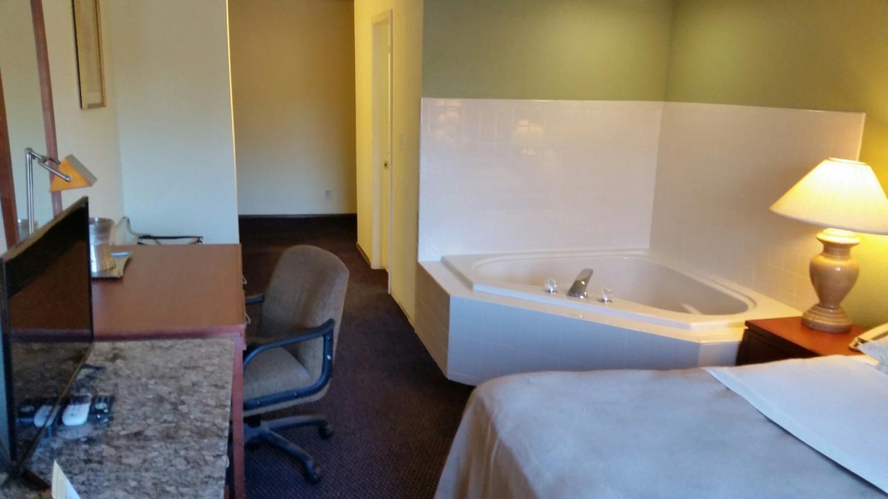 Riverwalk Inn & Suites Fort Atkinson Экстерьер фото