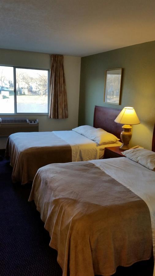 Riverwalk Inn & Suites Fort Atkinson Экстерьер фото