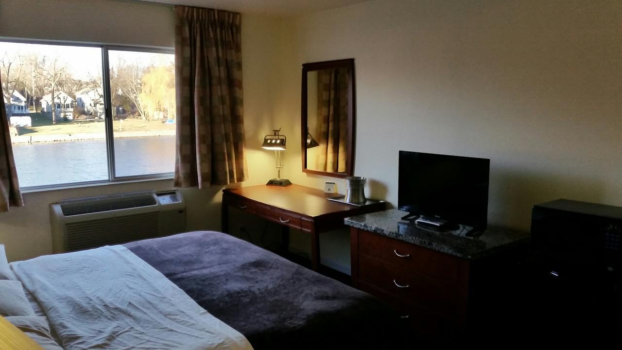 Riverwalk Inn & Suites Fort Atkinson Экстерьер фото