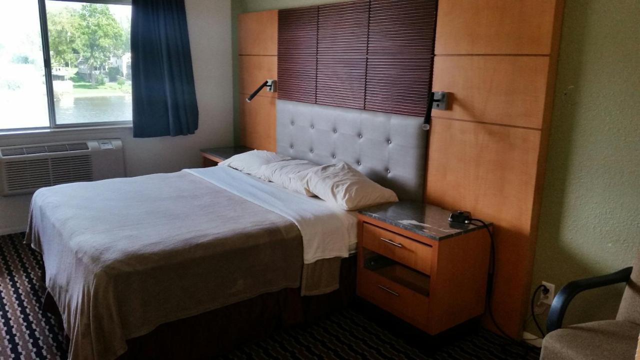Riverwalk Inn & Suites Fort Atkinson Экстерьер фото