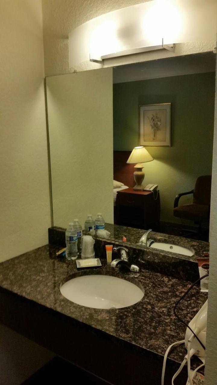 Riverwalk Inn & Suites Fort Atkinson Экстерьер фото